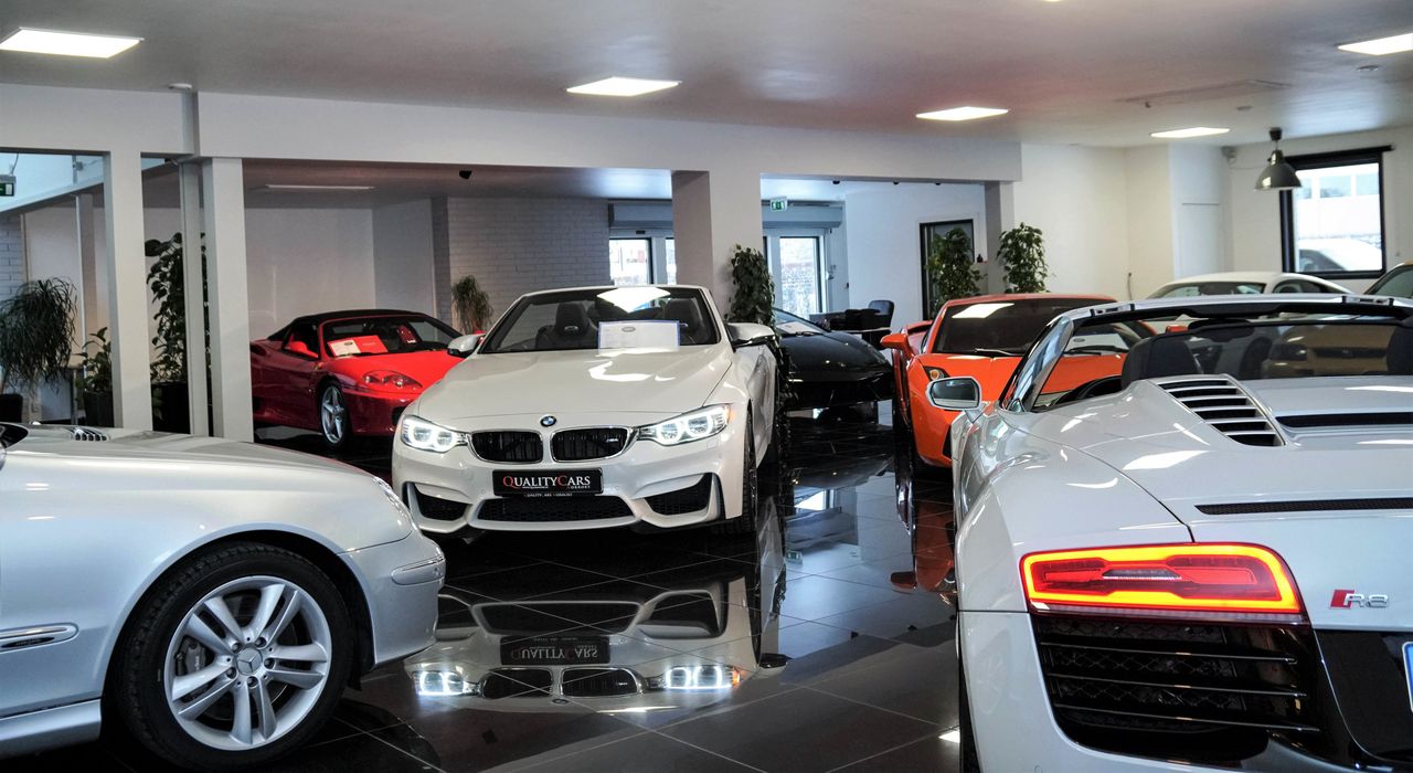Bil i showroommiljö